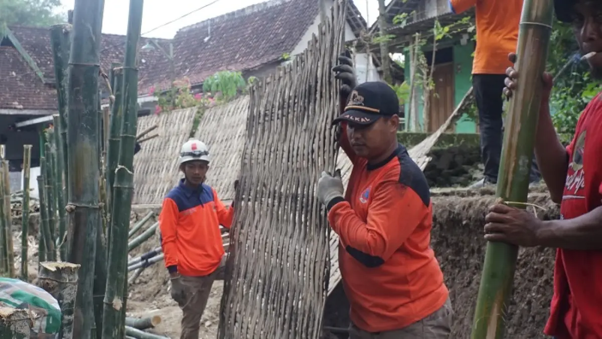 KERJA BAKTI: Warga bersama BPBD saat membuat penahan tanggul darurat di Desa Klitih, Kecamatan Plandaan, (3/4). 