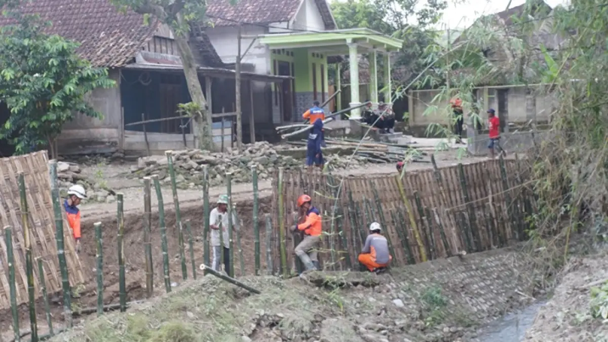 KERJA BAKTI: Warga bersama BPBD saat membuat penahan tanggul darurat di Desa Klitih, Kecamatan Plandaan, (3/4). 