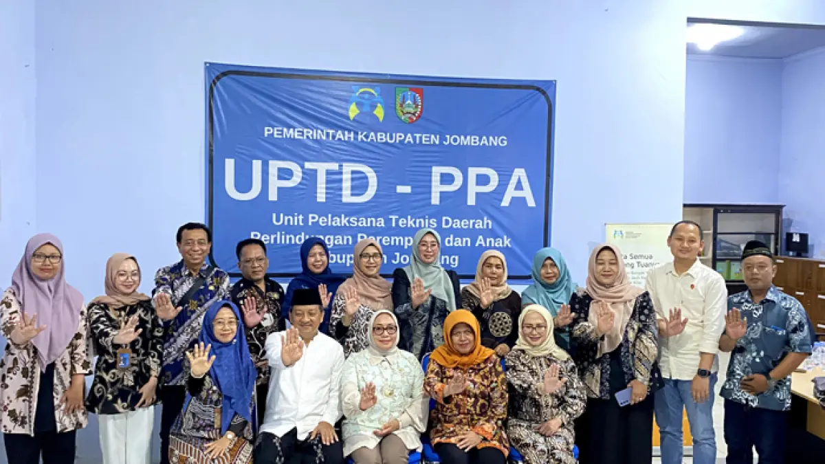 KOMPAK: Menteri Pemberdayaan Perempuan dan Perlindungan Anak (PPPA) Republik Indonesia Arifah Choiri Fauzi foto bersama jajaran Pemkab Jombang, Jumat (3/4).