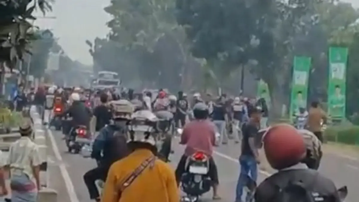 Konvoi rombongan pesilat yang melintas di Jombang, Minggu (5/4) sore, berujung ricuh