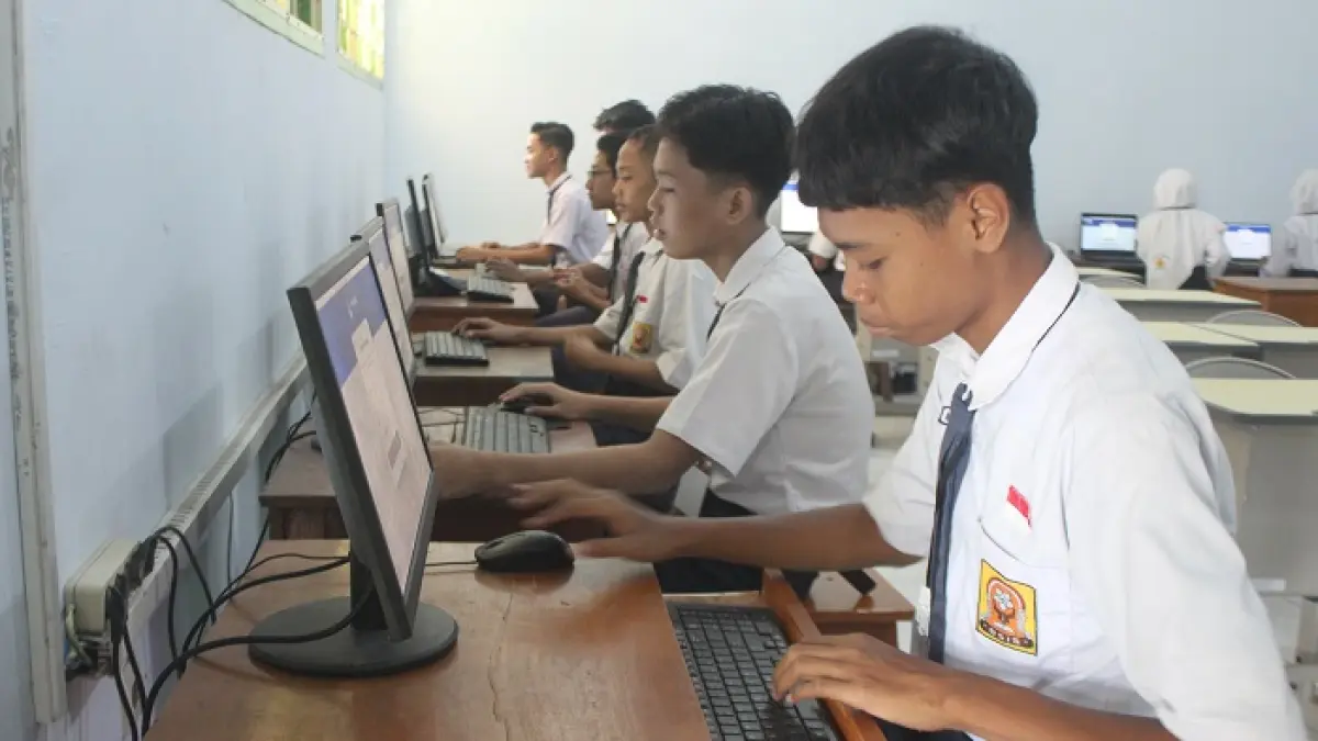 PERSIAPAN: Persiapan pelaksanaan TKA di SMPN 1 Sumobito, berjalan lancar, Senin (6/4)