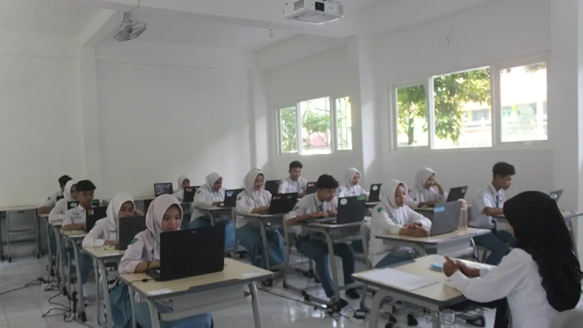 SEMANGAT: Siswa kelas 12 MAN 1 Jombang mengikuti TKA 2025.