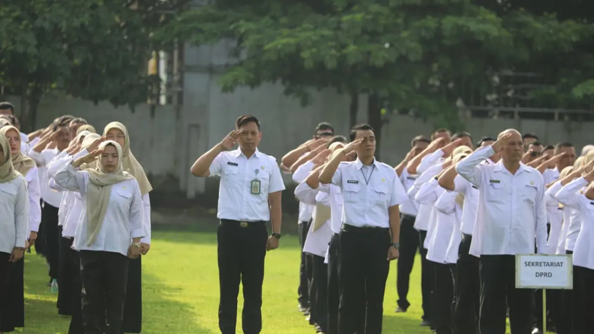 DISIPLIN: ASN mengikuti apel dan halalbihalal di lapangan Pemkab Jombang, (25/3). 