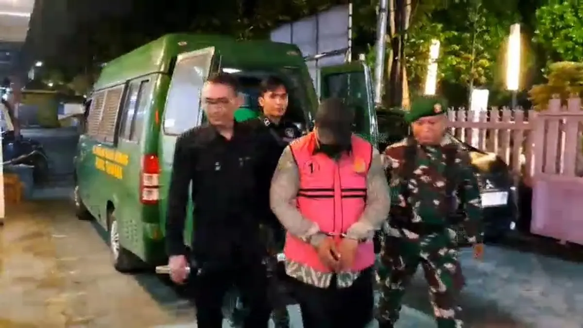 MIC, 35, mantri BRI Unit Keboan saat digelandang masuk ke Lapas Kelas IIb Jombang Selasa (7/4) malam. (ACHMAD RW/Radar Jombang)