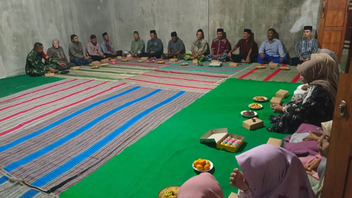 MULAI DITEMPATI: Kepala Desa Morosunggingan Sunarjo bersama warga setempat saat acara pengajian untuk mulai menggunakan gedung posyandu.