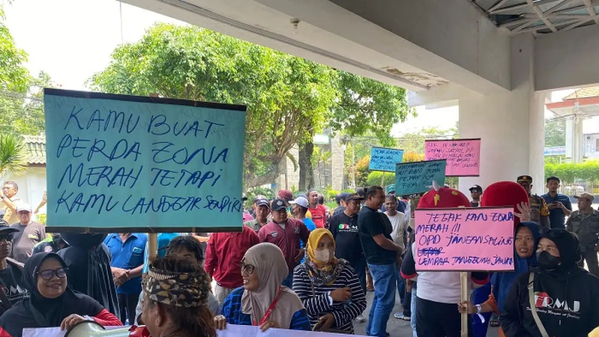 SAMPAIKAN TUNTUTAN: Ratusan PKL dari berbagai kecamatan menggelar aksi demo menuntut penertiban sesama PKL yang berjualan di Jl KH Ahmad Dahlan, kemarin (7/4). 