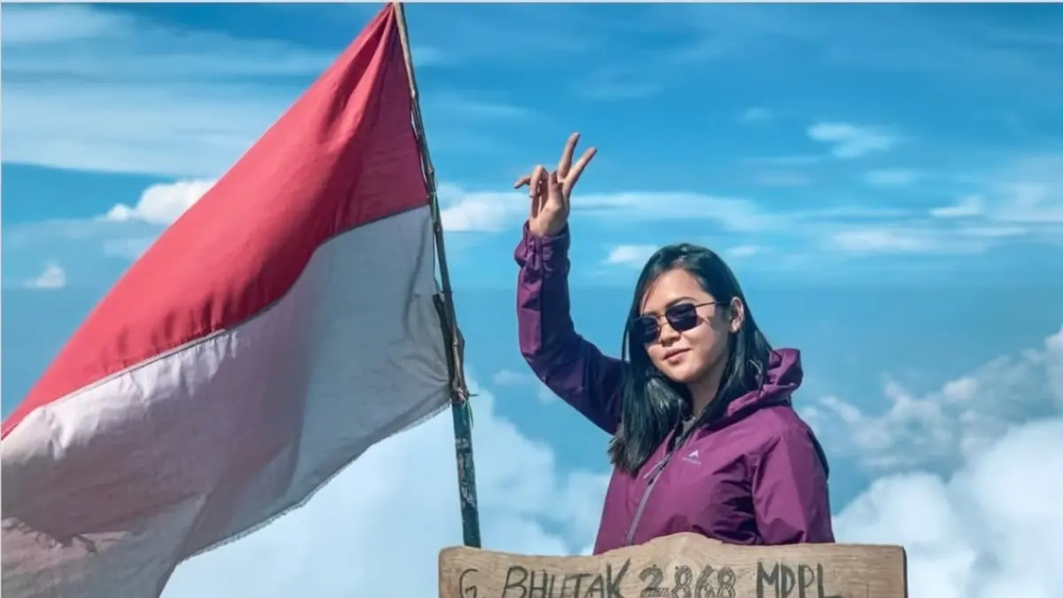 Tantri Kusuma Dewi, S.Pd., M.Pd., Gr.  saat mendaki