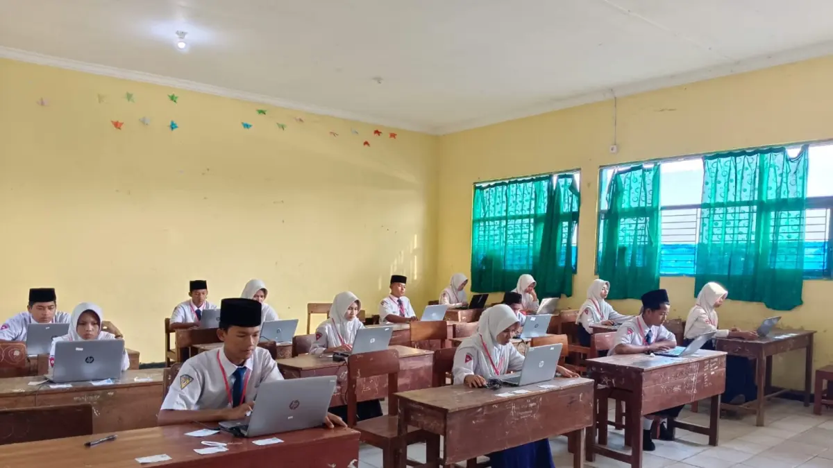 TENANG: Siswa MTsN 9 Jombang persiapan TKA di kelas, Selasa (7/4)