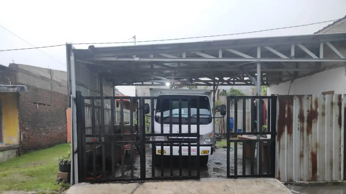 Truk operasional Koperasi Desa/Kelurahan (Kopdes) Merah Putih di Kecamatan Kesamben sementara dititipkan di garasi kepala desa. 