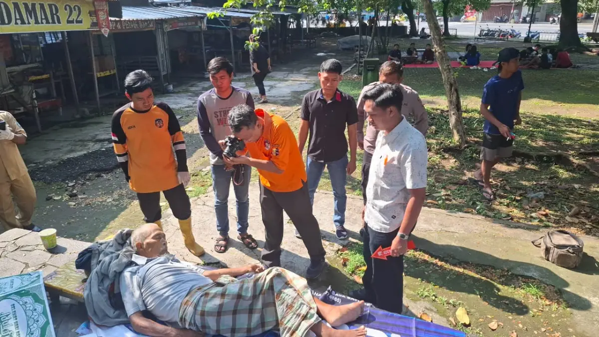 EVAKUASI: Petugas mengevakuasi mayat yang ditemukan di ruang terbuka hijau, Mojoagung, Selasa (7/4) pagi.
