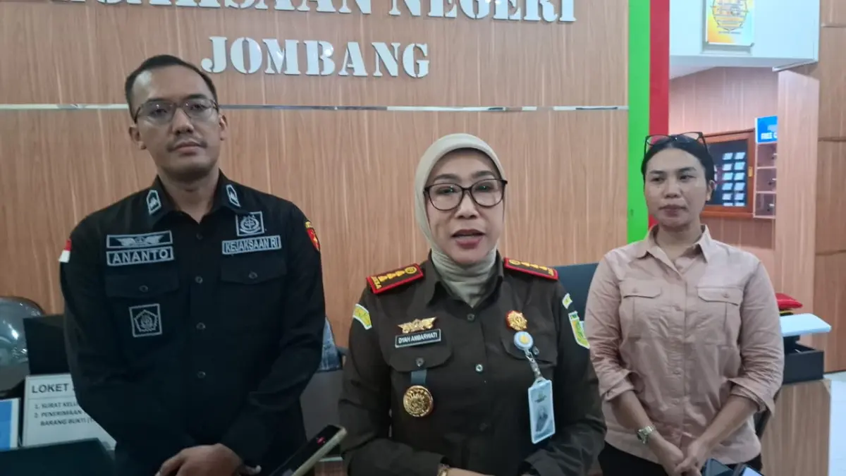 Kepala Kejari Jombang Dyah Ambarwati saat menjelaskan kepada wartawan. 