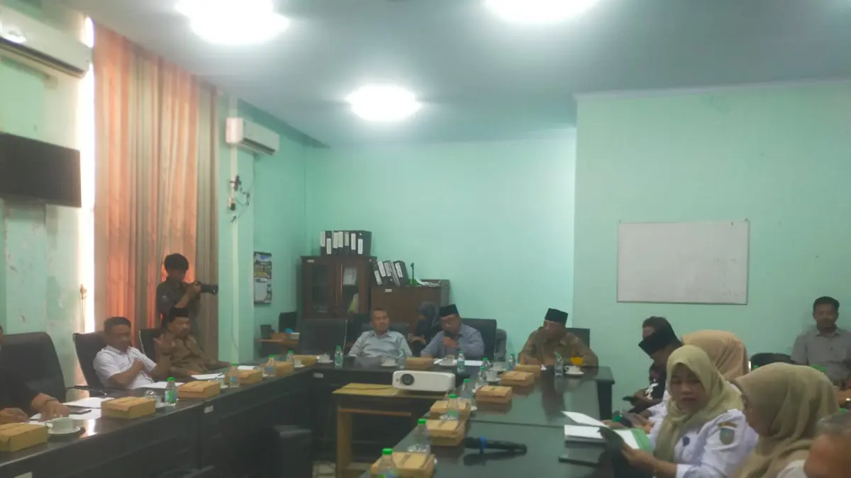 SERIUS: Komisi A DPRD Jombang menggelar rapat dengar pendapat terkait pembangunan KDKMP Desa Pulolor , Rabu (8/4).