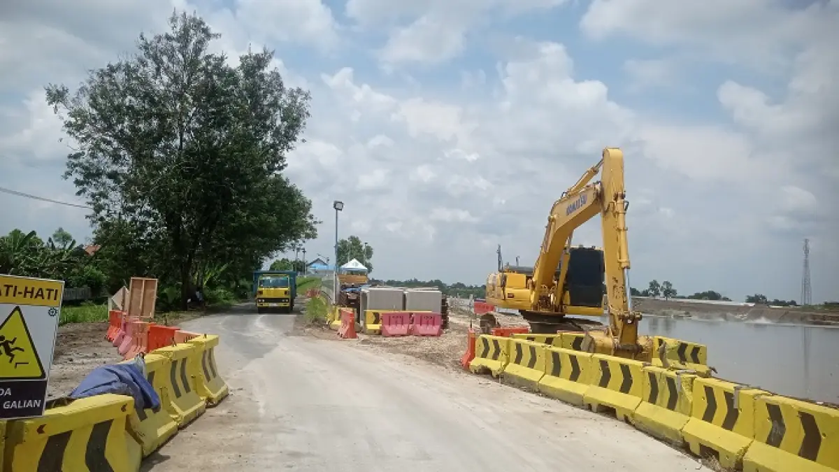 TERDAMPAK PROYEK: Jalan kabupaten ruas Ploso-Munung di Desa Jatimlerek, Kecamatan Plandaan mulai dikeruk