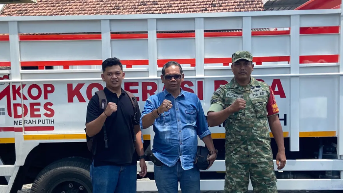 ANYAR: Kepala Desa Galengdowo, Kecamatan Wonosalam, Wartomo, menerima truk KDKMP, (7/4)