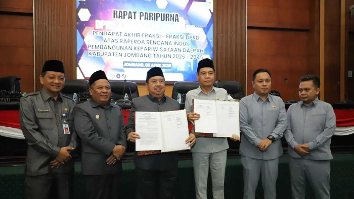 SEPAKAT: DPRD dan Pemkab Jombang menyepakati Raperda Riparkab dijadikan perda Kamis (9/4).