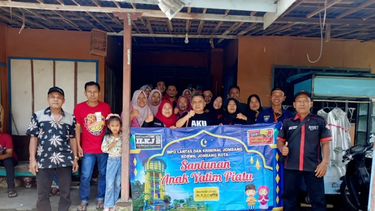 TELADAN: Wakil Ketua DPRD Jombang, HM Syarif Hidayatullah ST MMT (Gus Sentot), bersama ILKJ Korwil Jombang Kota usai santunan yatim di Kedawong, Diwek, Minggu (28/3).

&nbsp;