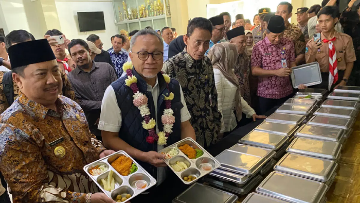 PANTAU: Menteri Koordinator Bidang Pangan RI, Zulkifli Hasan, bersama Bupati Jombang, Warsubi, meninjau pelaksanaan MBG di sejumlah sekolah, Jumat (10/4) pagi.