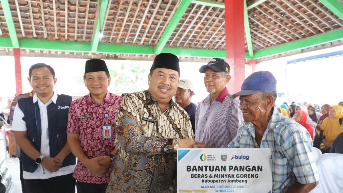 PEDULI: Pimpinan Cabang (Pinca) Bulog Mojokerto Muhammad Husin bersama Bupati Jombang Warsubi saat menyalurkan bantuan kepada warga. 