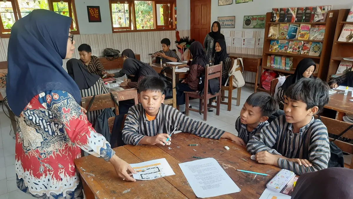 SEMANGAT: Guru SDN Mojongapit 3 Jombang saat mengajar di kelas (21/8).