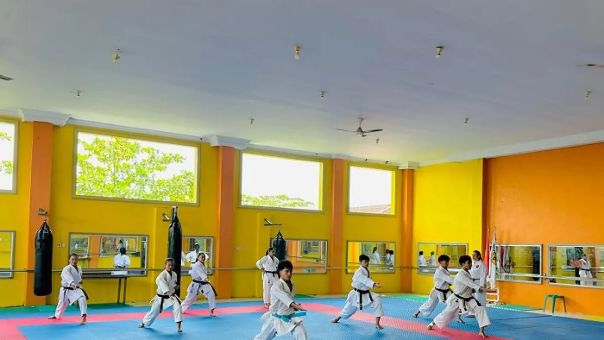 TANGGUH: Karateka saat berlatih di Dojo Mahameru Jombang, (4/4).