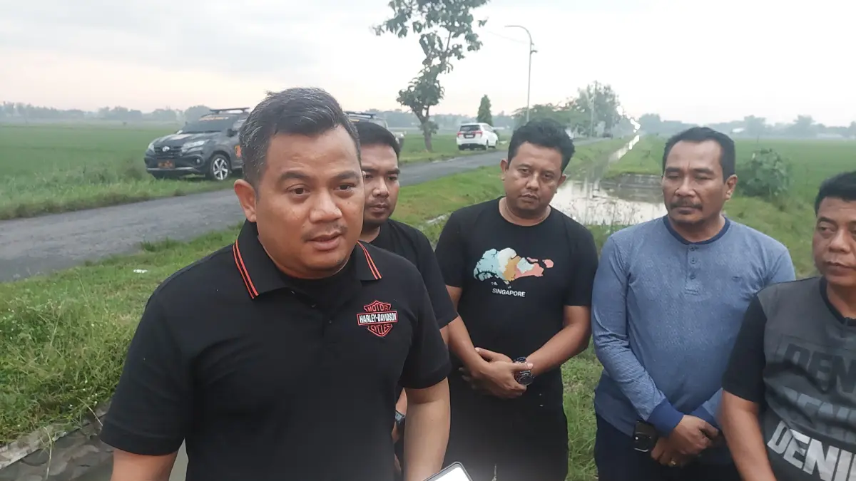 Kapolres Jombang memberikan keterangan usai melakukan olah kejadian perkara di lokasi penemuan jasad pria tanpa identitas di Turipinggir, Megaluh, Jombang