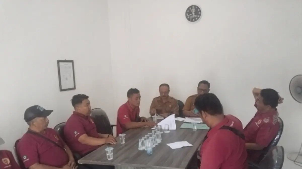 Ketua SBPJ Hadi Purnomo saat mengikuti mediasi dengan Disnaker Jombang, Selasa (8/4). Mediasi ini berakhir buntu (Anggi Fridianto/Radar Jombang)