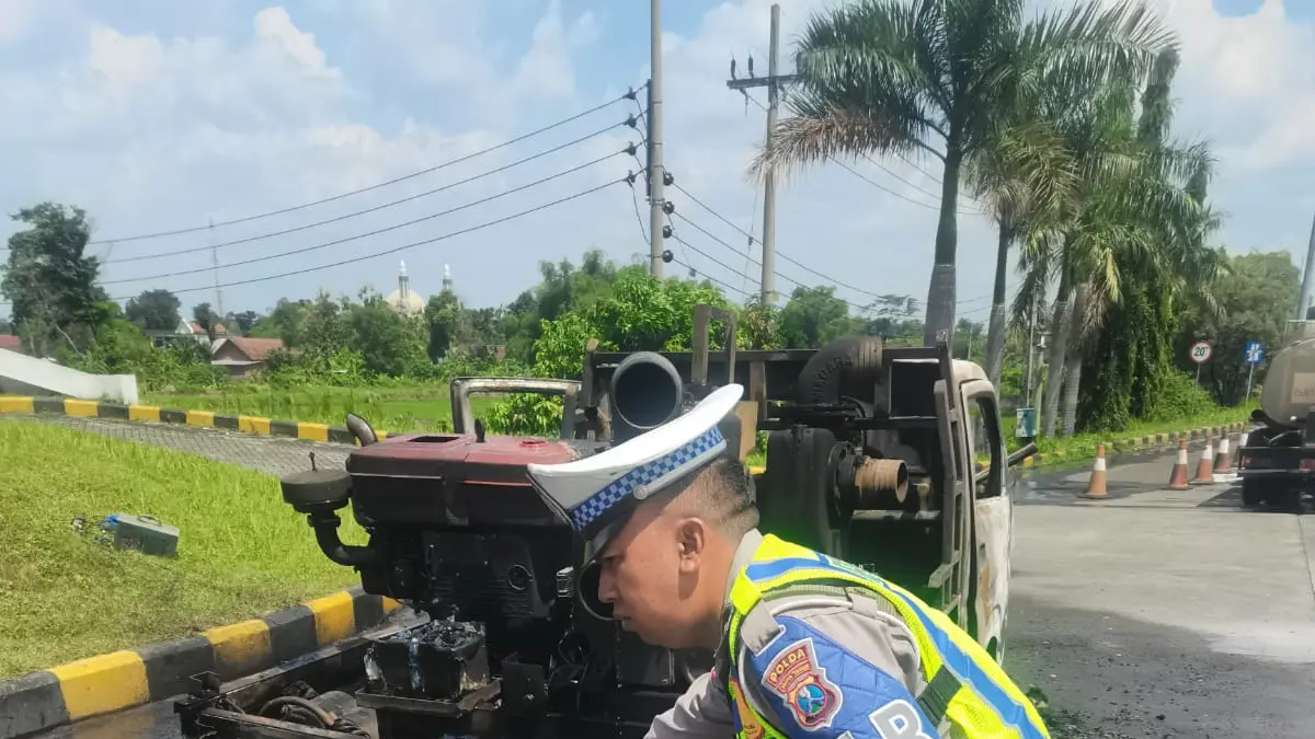 Kondisi mobil pikap yang terbakar di Exit Tol Bandarkedungmulyo Jombang