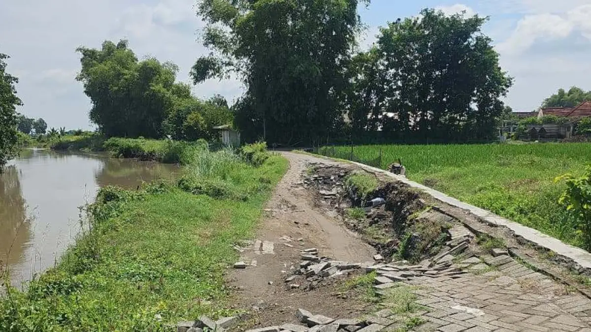 Jalan rusak di Desa Watudakon