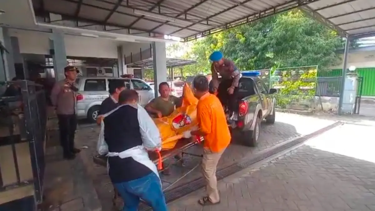 Jasad pria leher tergorok saat dievakuasi ke RSUD Jombang