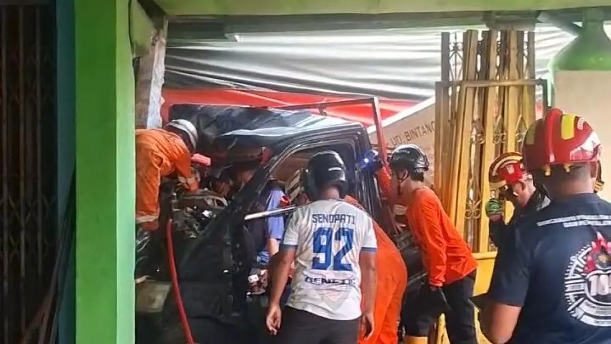 Kecelakaan melibatkan truk tronton dan mobil pikap terjadi di pinggir Jalur Arteri Nasional Desa Janti, Kecamatan Jogoroto, Jombang Senin (13/4) sore.