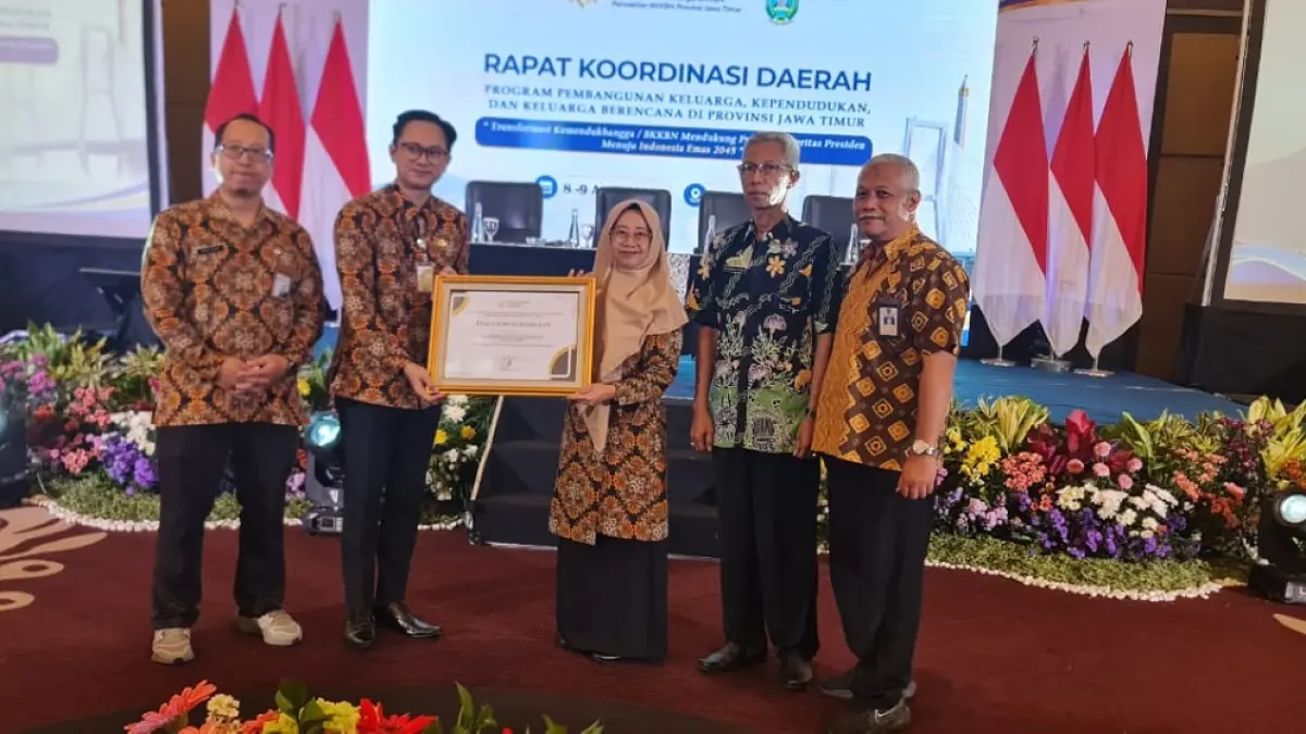 Kepala DPPKB PPPA Jombang, Dr. dr. Ma’murotus Sa’diyah meraih penghargaan pengelolaan Dana Bantuan Operasional Keluarga Berencana (BOKB) terbaik se-Jawa Timur.