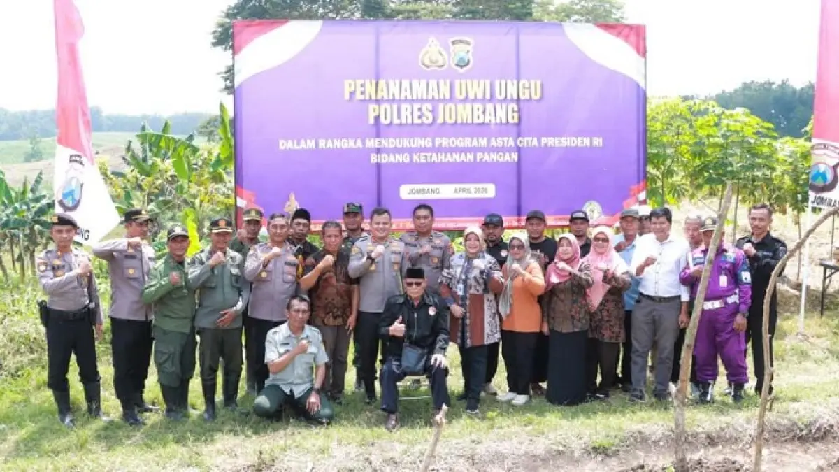KETAHANAN PANGAN: Kepala Desa Made, Winarsih, mendampingi tamu undangan saat kegiatan penanaman bibit uwi ungu, Kamis (9/4).