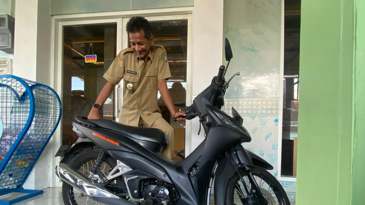MASIH LAYAK: Kepala Desa Kepatihan, Kecamatan Jombang, Erwin Pribadi, menunjukkan kendaraan operasionalnya, kemarin (13/4). 