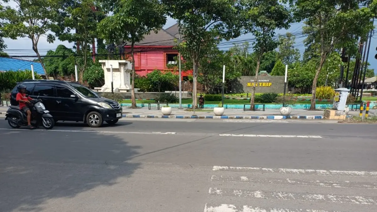 

PUDAR: Kondisi zebra cross di Jl KH Wahid Hasyim yang mulai tak terlihat utuh.