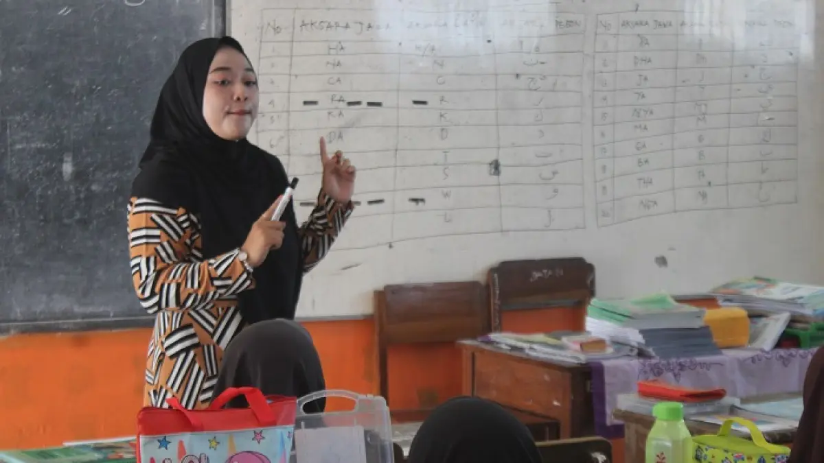 SEMANGAT: Pembina ekstrakurikuler keagamaan di SDN Sepanyul Kecamatan Gudo, (6/9).