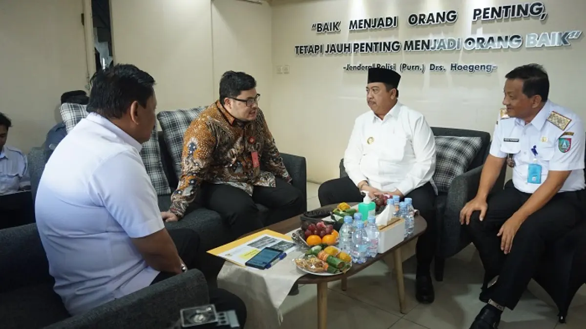 SINERGI: Bupati Jombang Warsubi bertemu Bupati Kediri Hanindhito dan Bupati Nganjuk, Marhaen Djumadi, membahas rencana usulan flyober di Simpang Mengkreng, (8/4).