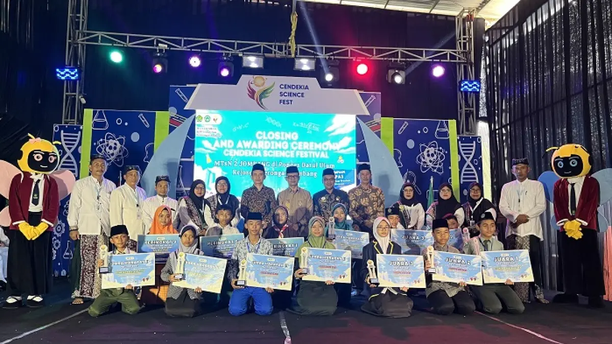 Tamu kehormatan bersama seluruh jawara lomba 