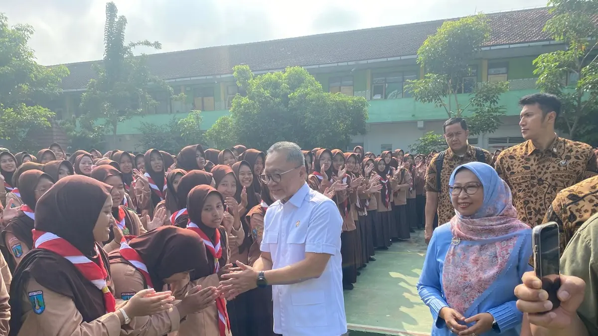 	TELADAN: Menko Pangan Zulkifli Hasan bersalaman dengan siswa MAN 1 Jombang, Jumat (10/4).
