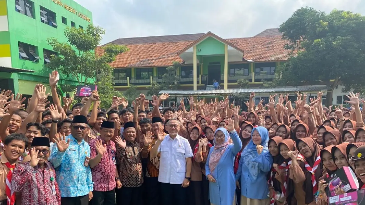 TELADAN: Menko Pangan Zulkifli Hasan bersalaman dengan siswa MAN 1 Jombang, Jumat (10/4).