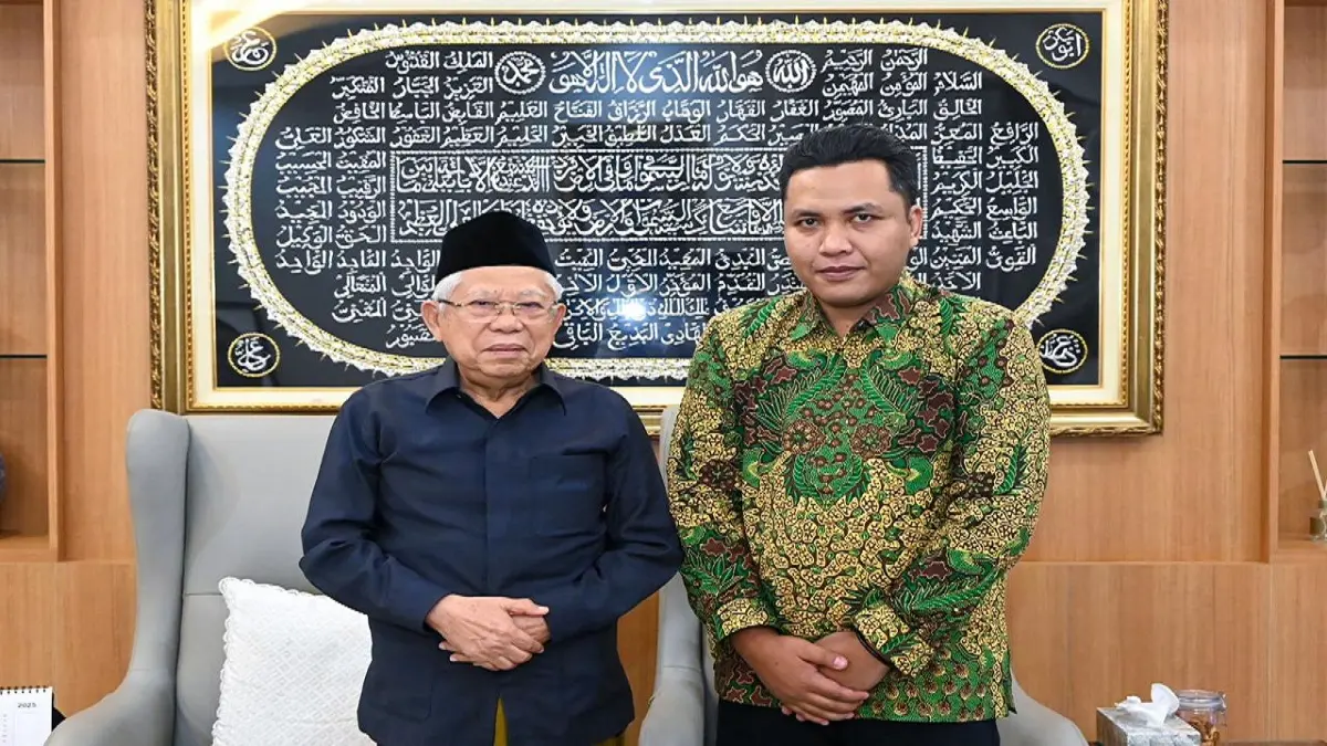 TELADAN: Mochammad Waliyul Hakim saat bersama KH Ma’ruf Amin.