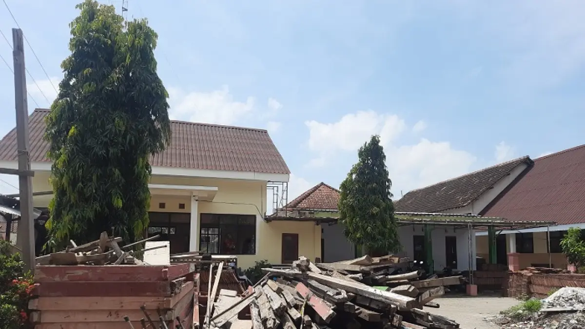 TUNTAS: Pelaksanaan revitalisasi di SDN Keplaksari Kecamatan Peterongan Desember 2025.