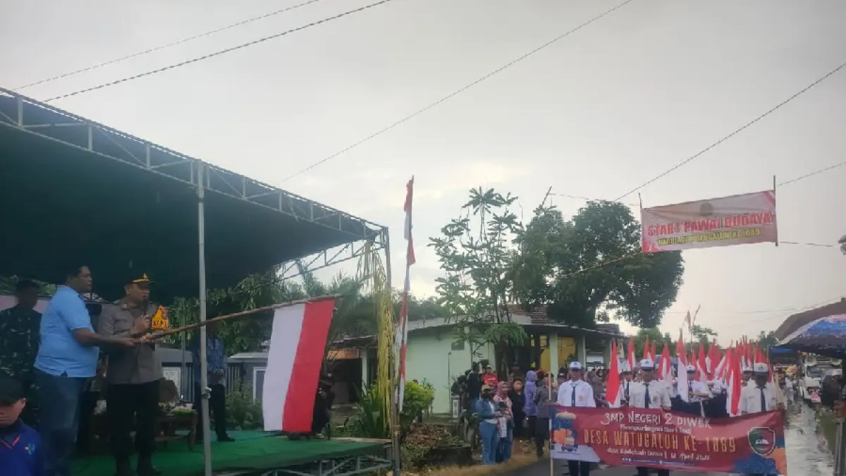 BUDAYA TURUN TEMURUN: Warga Desa Watugaluh melakukan doa bersama di Situs Mpu Sindok saat peringatan hari jadi desa, Kamis (10/4) malam.