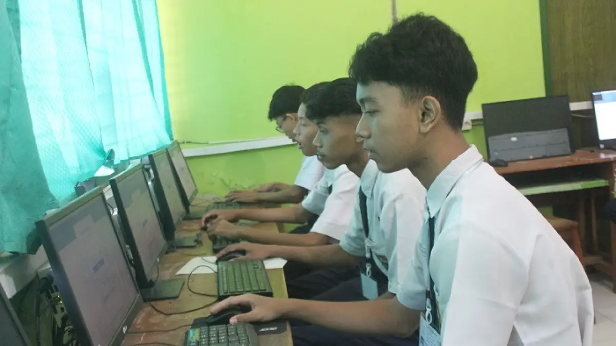 FOKUS: Siswa SMPN 6 Jombang melaksanakan TKA, Senin (13/4).