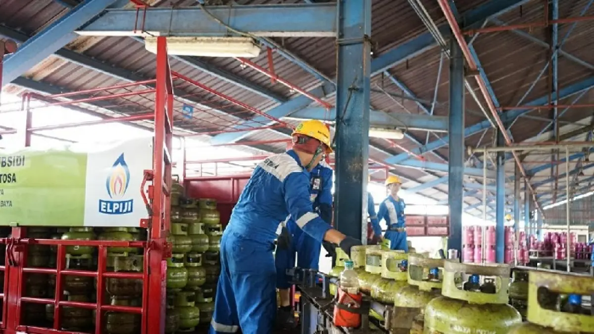 Petugas SPBE saat mendistribusikan elpiji