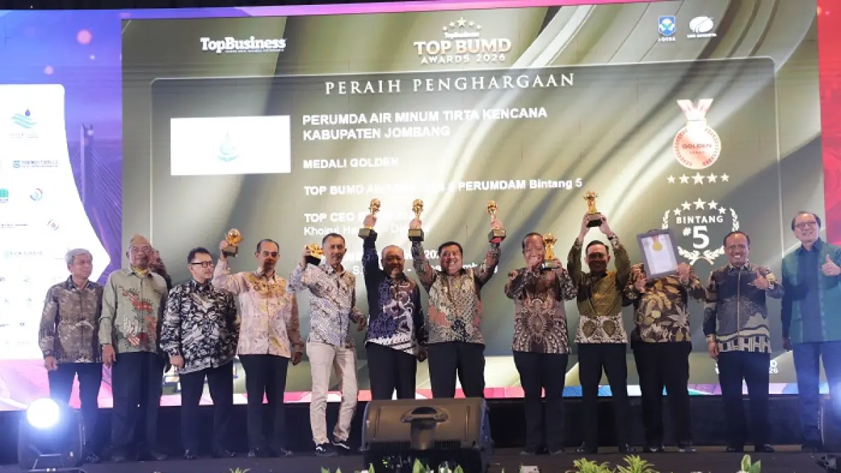 SINERGI: Direktur Perumdam Tirta Kencana Jombang, Khoirul Hasyim, bersama Bupati Warsubi saat meraih penghargaan TOP BUMD Awards 2026, Senin (13/4).