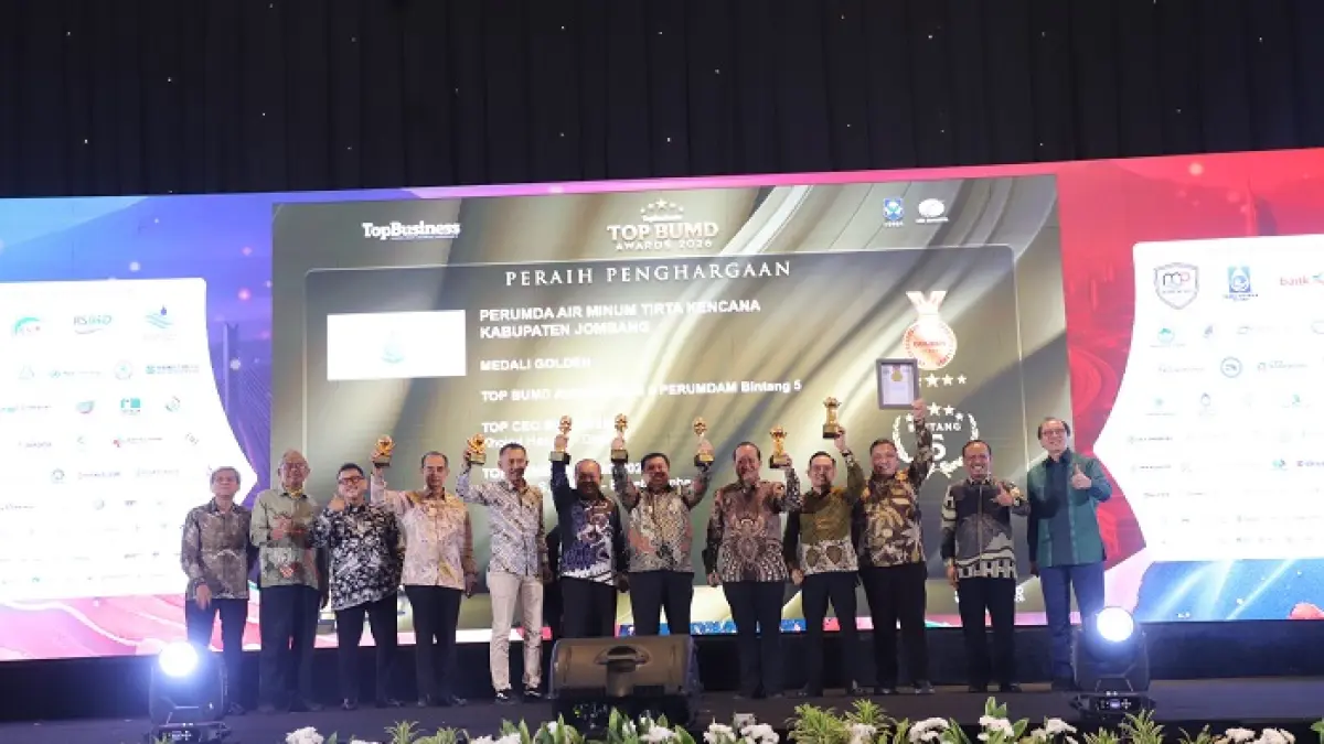 SINERGI: Direktur Perumdam Tirta Kencana Jombang, Khoirul Hasyim, bersama Bupati Warsubi saat meraih penghargaan TOP BUMD Awards 2026, Senin (13/4).