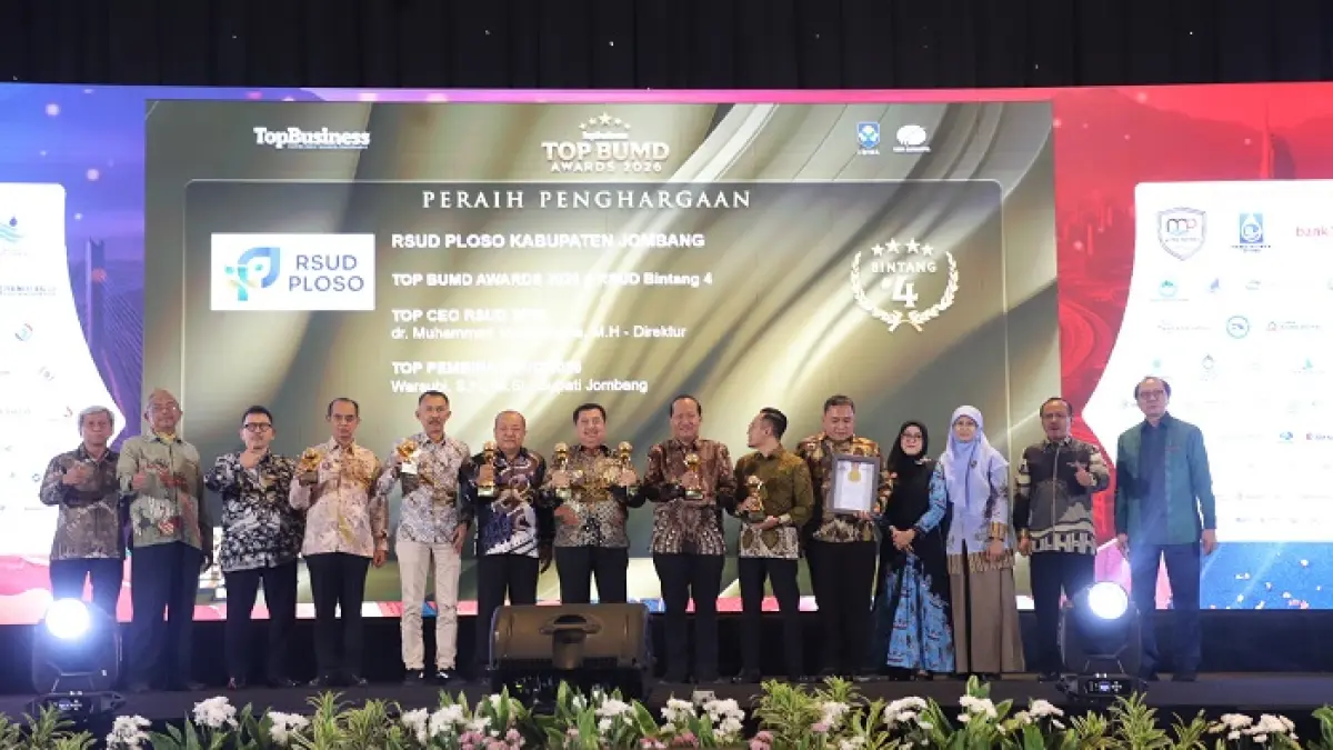 SINERGI: Direktur RSUD Ploso, dr Muhammad Vidya Buana MH, bersama Bupati Warsubi saat menerima penghargaan TOP BUMD Awards 2026, Senin (13/4).