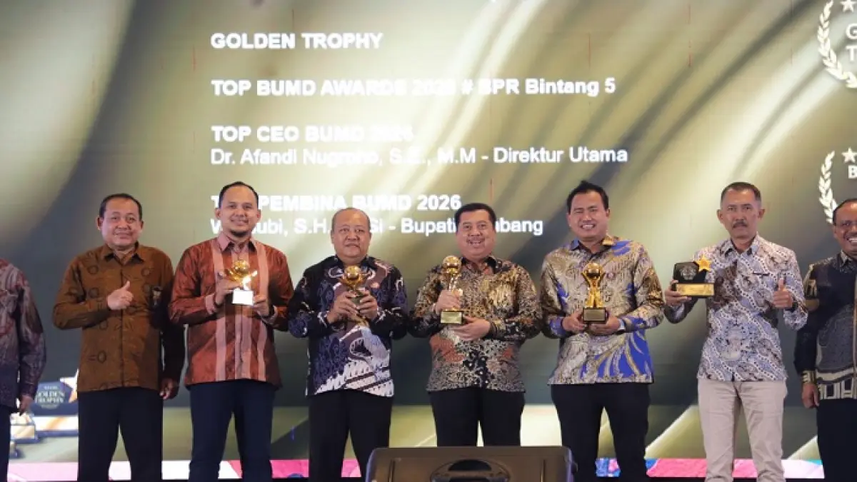 SUKSES: Direktur Utama Bank Jombang, Afandi, bersama Bupati Warsubi menerima penghargaan di Top BUMD Awards 2026 di Jakarta, Senin (13/04).