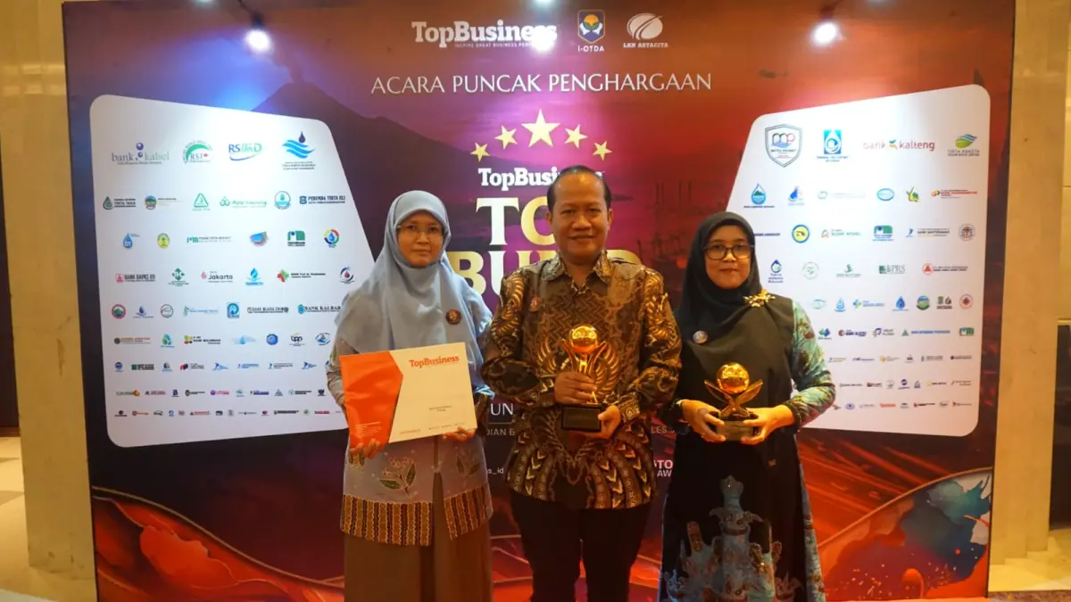 TELADAN: Direktur RSUD Ploso, dr Muhammad Vidya Buana MH, menerima penghargaan TOP BUMD Awards 2026, Senin (13/4). 