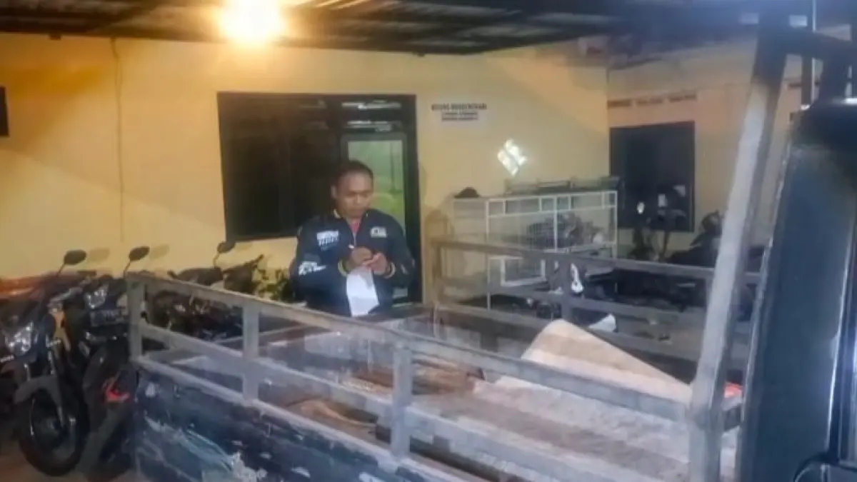 Dua pelaku pencurian rel kereta api di wilayah Kecamatan Sumobito, Jombang, dibekuk polisi setelah aksinya terendus petugas. 